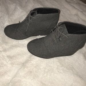 Size 7 gray lace up wedges